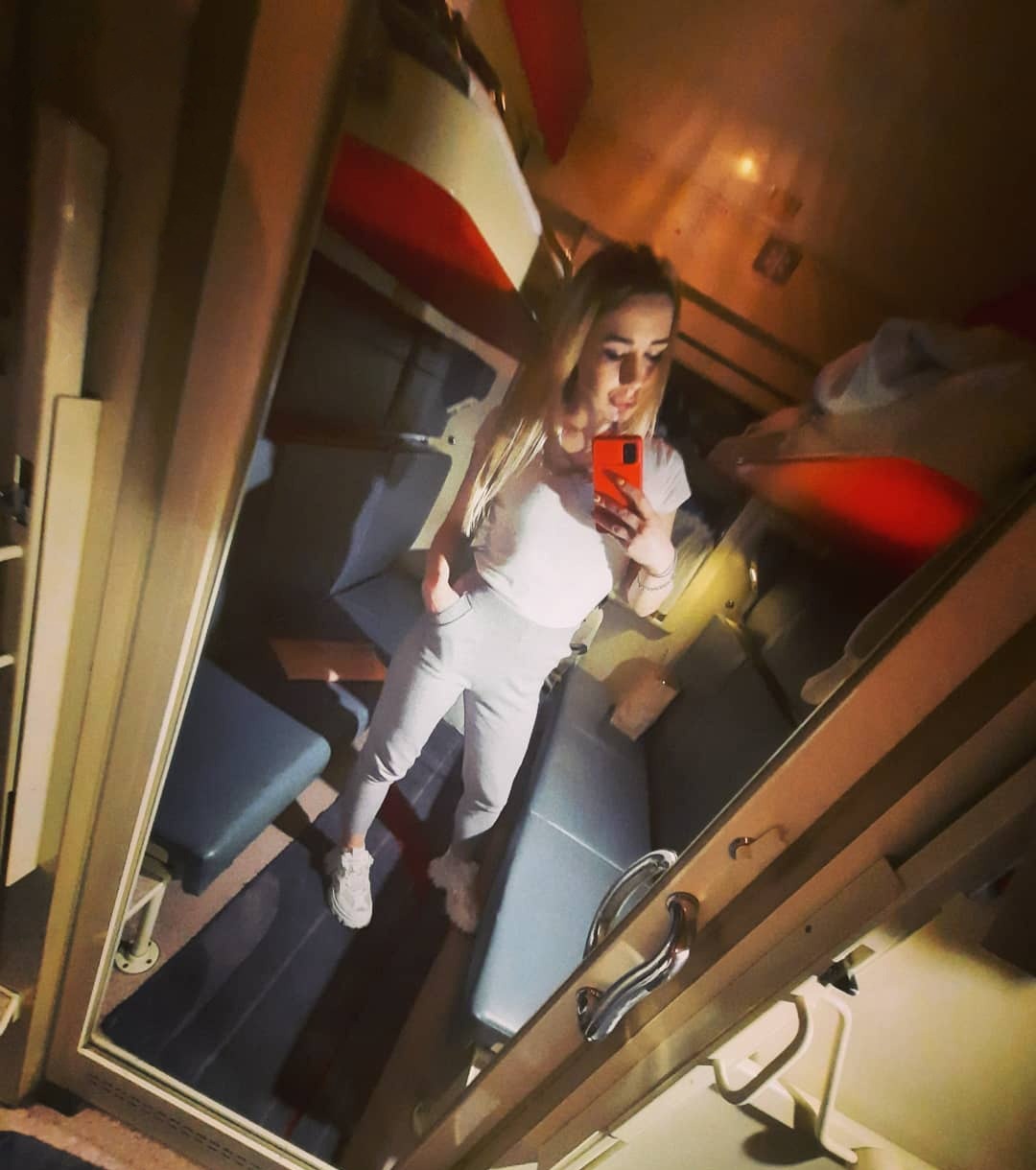 Надежда привлекальеная девушка из Снежного цена от 3500 руб