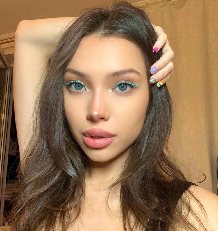 Ольга привлекальеная девушка из Снежного цена от 6000 руб