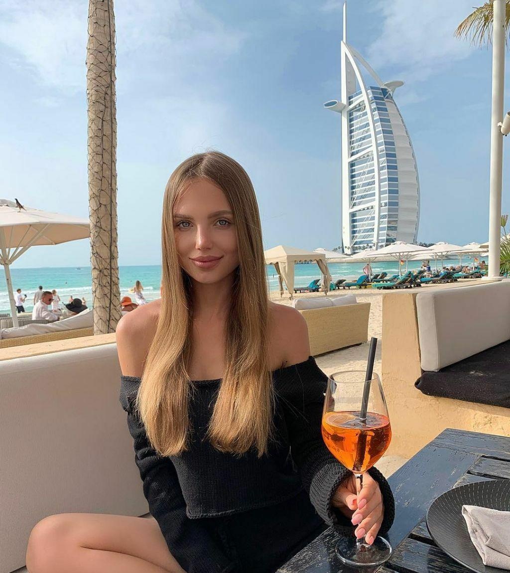 Софья привлекальеная девушка из Снежного цена от 3000 руб