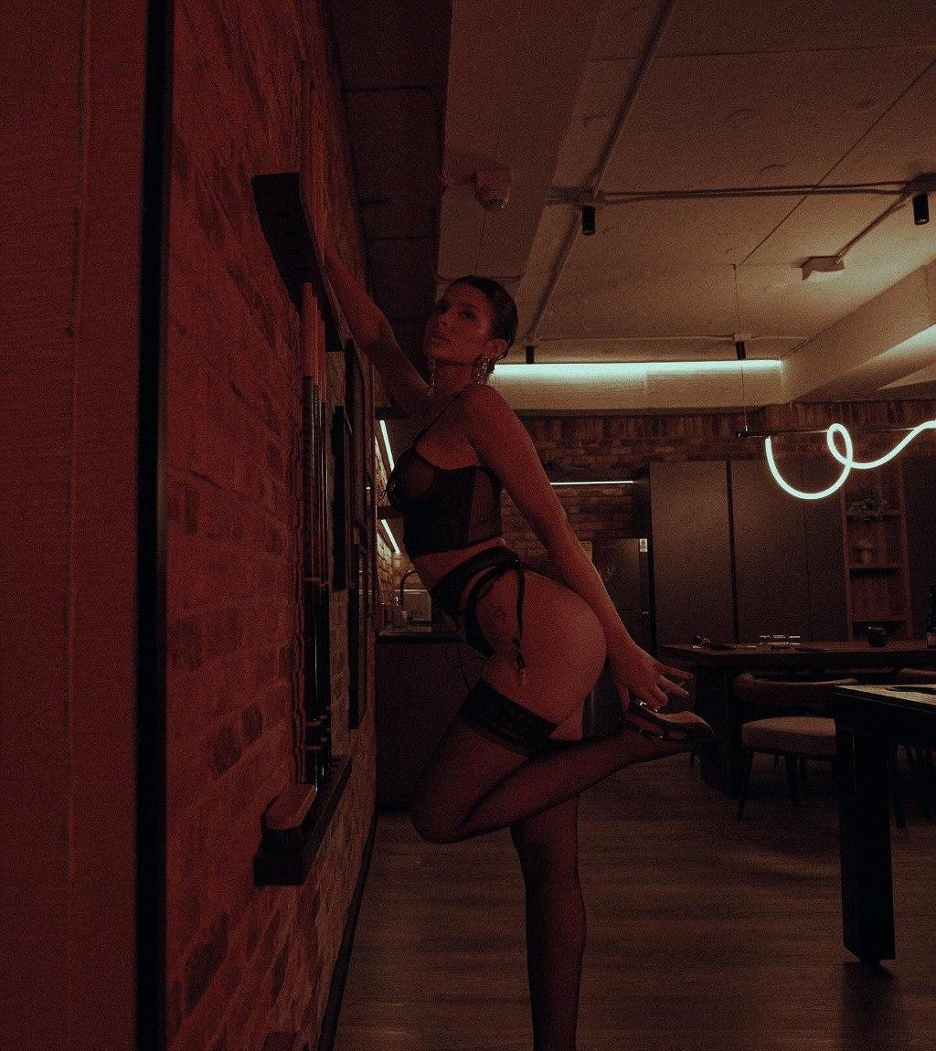 Настя привлекальеная девушка из Снежного цена от 4000 руб