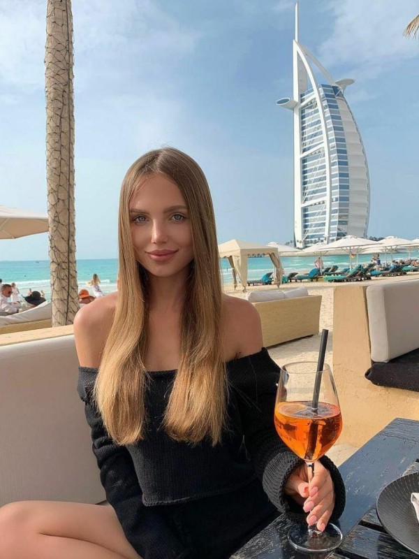 Софья привлекательная девушка из Снежного цена от 3000 руб