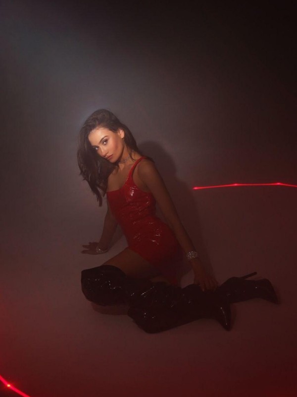 Сабрина привлекательная девушка из Снежного цена от 10000 руб